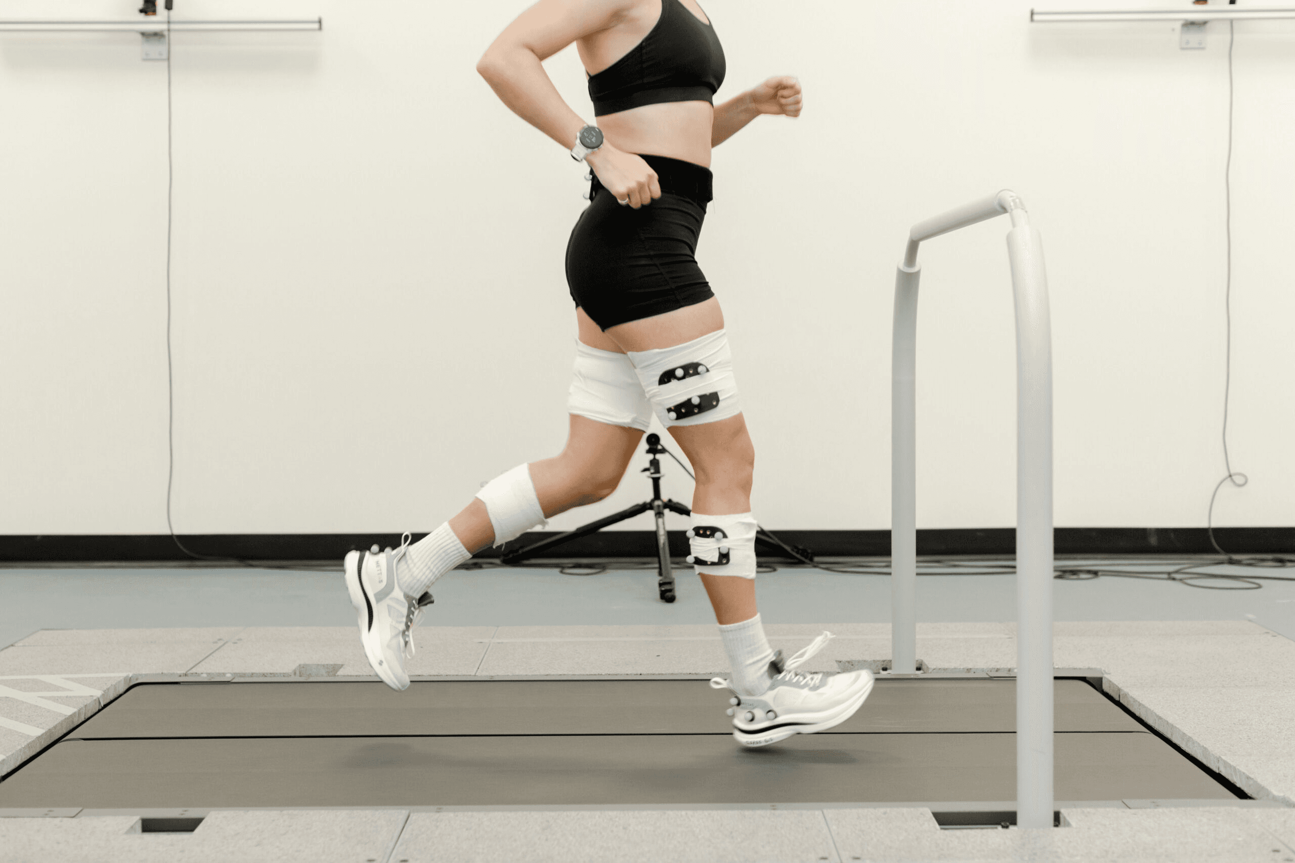 Runner testing Hettas shoes in a lab