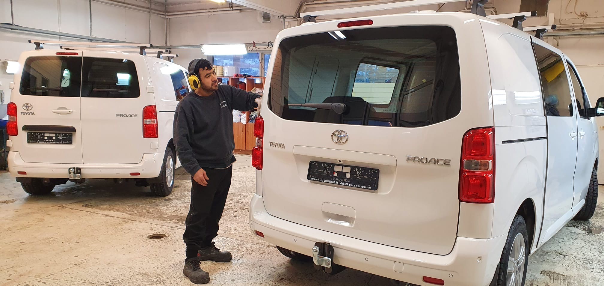 Arbeid med hvite Toyota varebiler