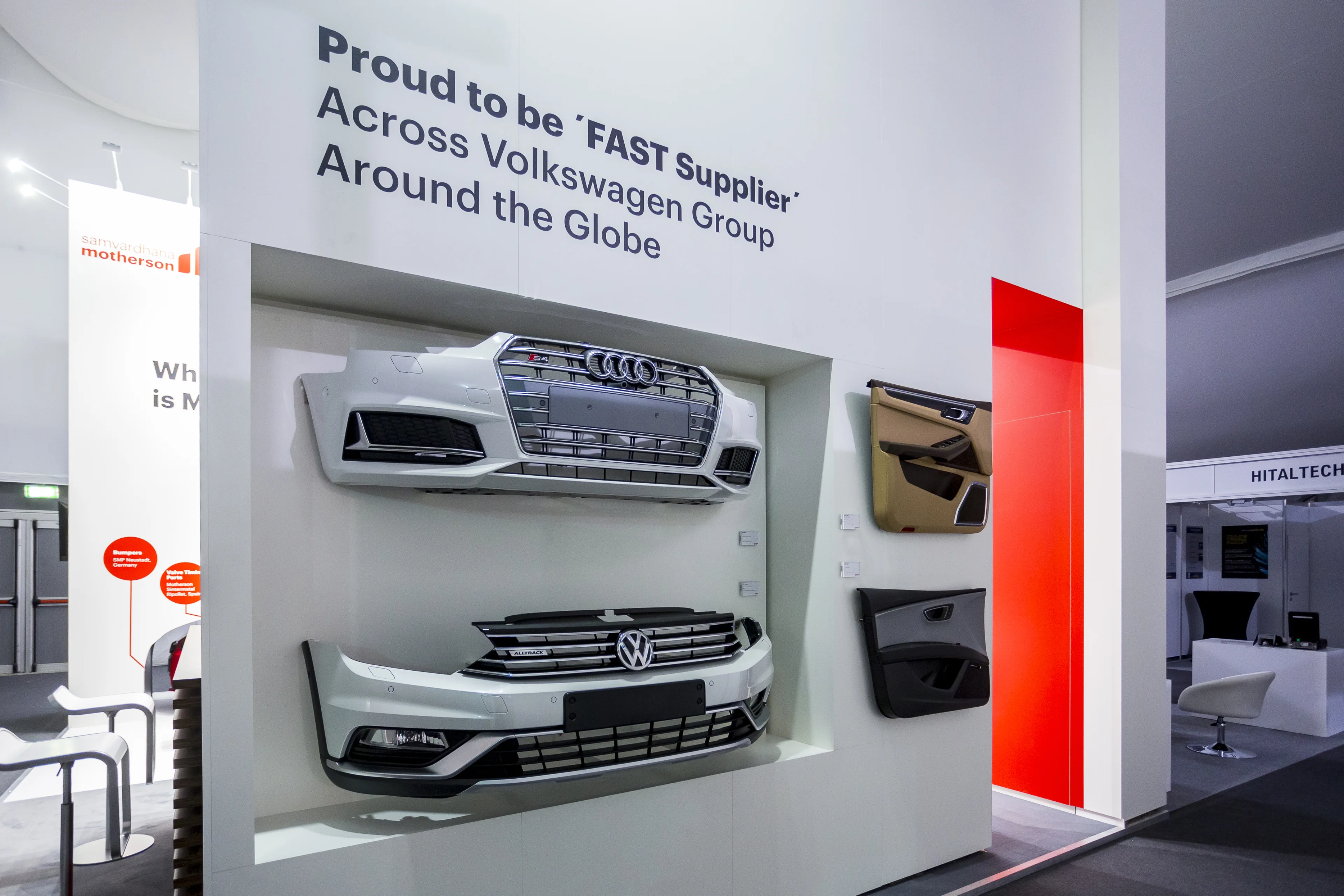 Detailansicht von Motherson-Auto-Komponenten auf dem Messestand