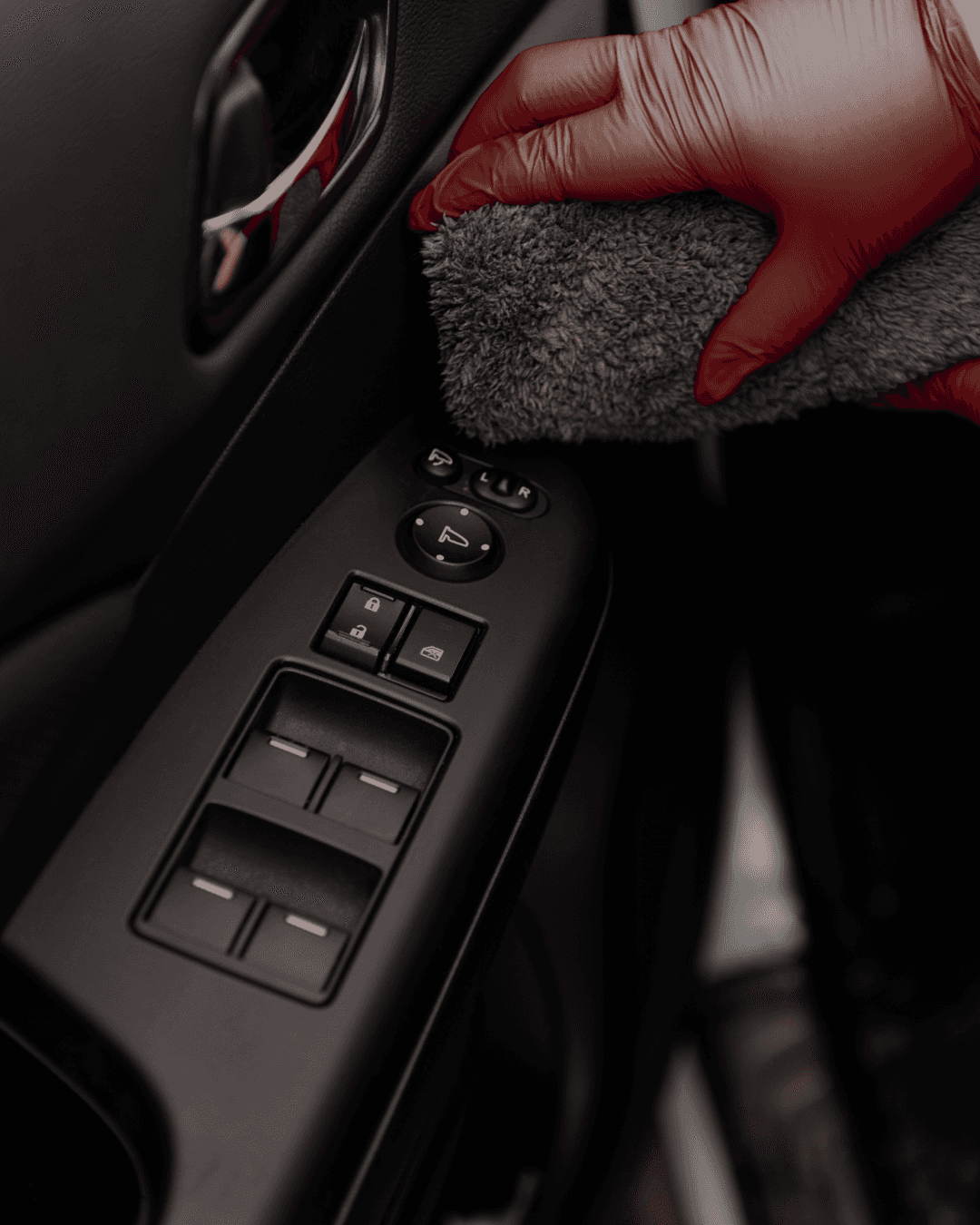 Čištění interiéru Plzeň – profesionální autodetailing, hloubkové čištění dveří, plastů a ovládacích prvků, VANTA Detailing Plzeň