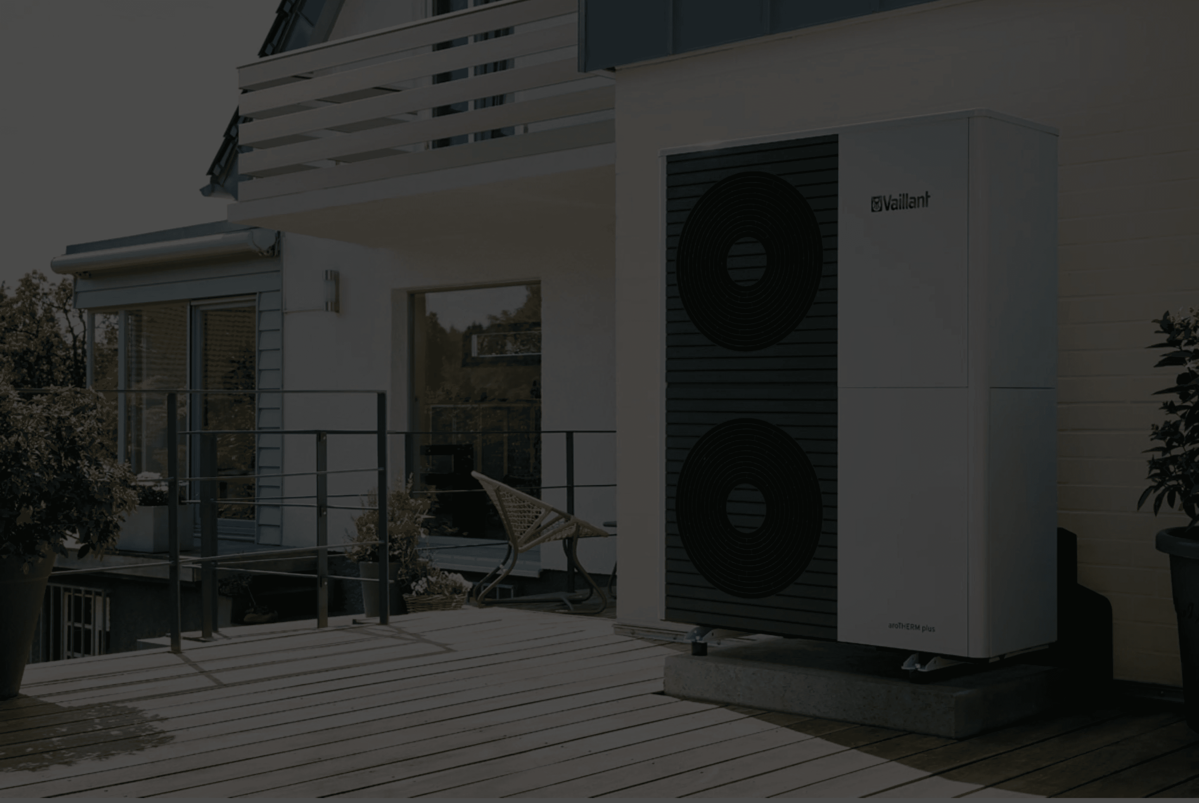 Vaillant aroTHERM plus Wärmepumpe installiert auf einer Haus­terrasse – leise, effizient und ideal für die Modernisierung im Einfamilienhaus.