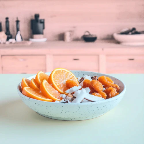 Sinaasappel met kokos en gedroogd fruit uit het 5 Day Fast menu.