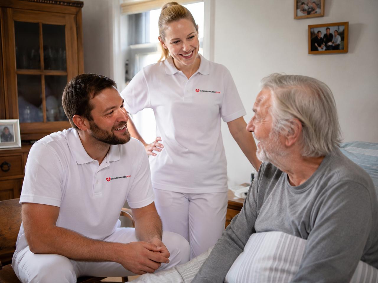 Intensivpflegeplus Team betreut Senior in häuslicher Pflege