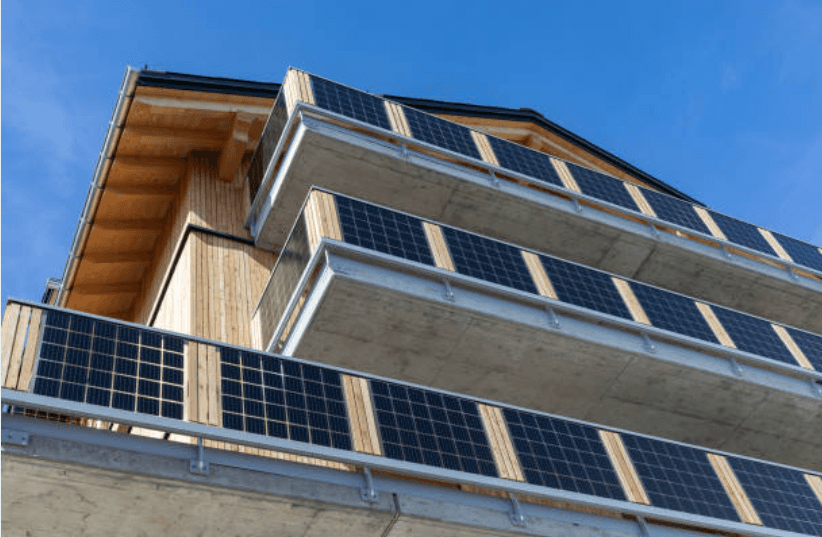 Vivienda contemporánea con paneles solares integrados en arquitectura sostenible