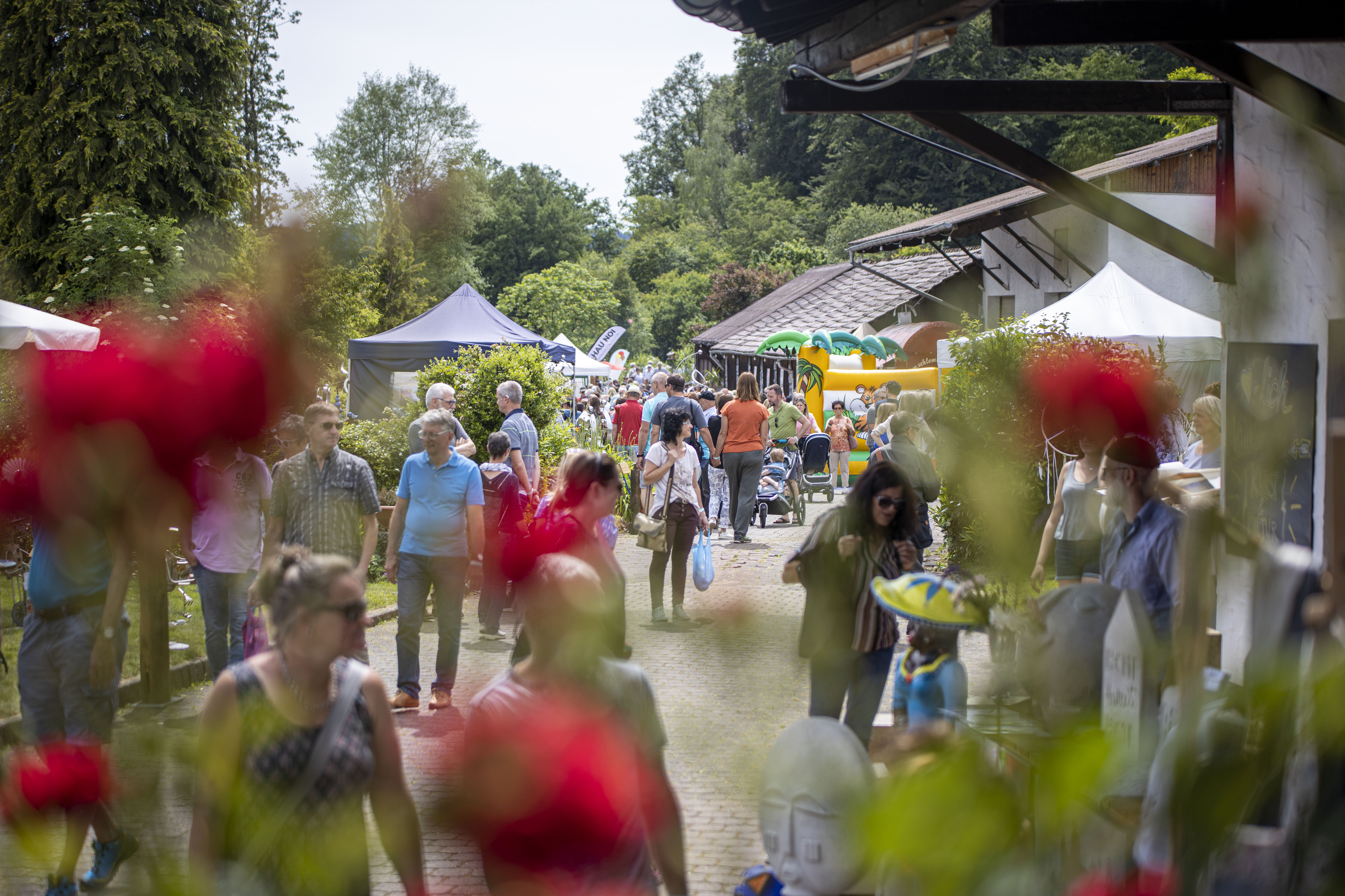 Menschenmenge und Blumen auf dem Kunst & Kultur Event