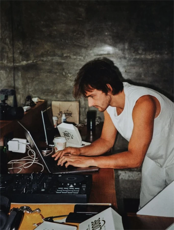 Moos working behind a laptop