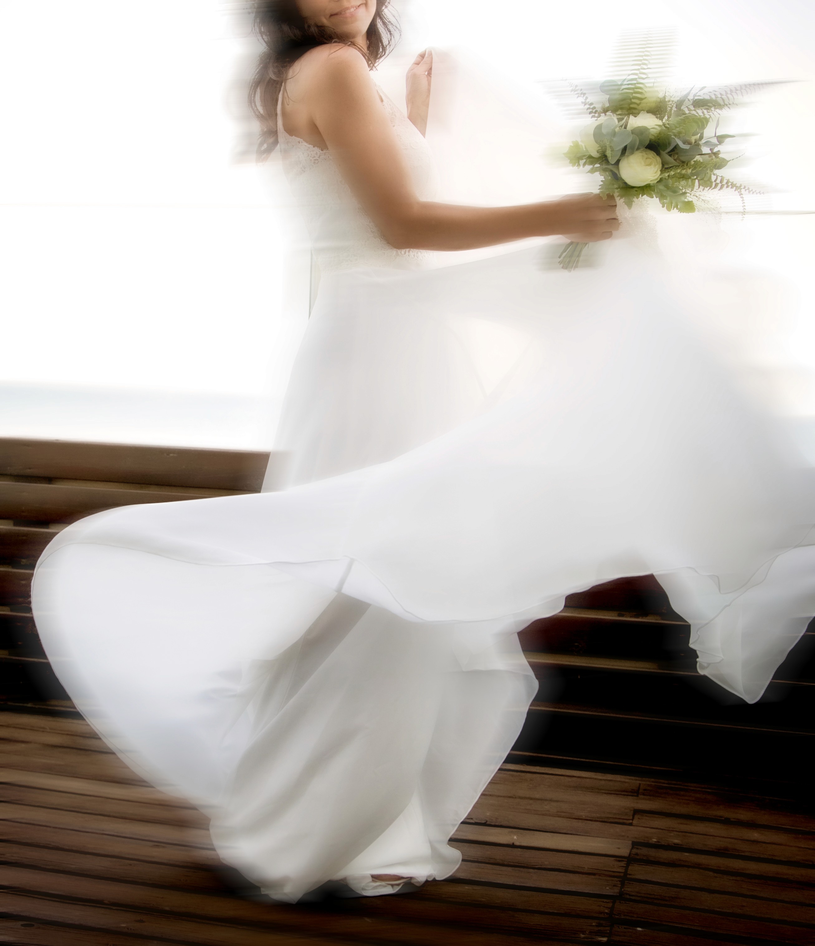 Mujer con vestido de novia dando una vuelta