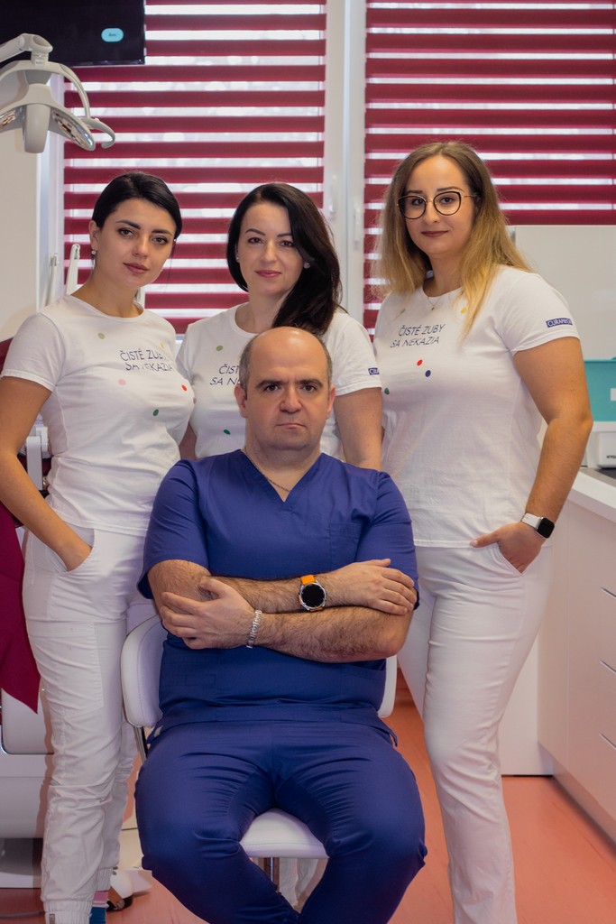 Tím ANN Dental na spoločnej fotografii spolu s MUDr. Annou Haponiuk.