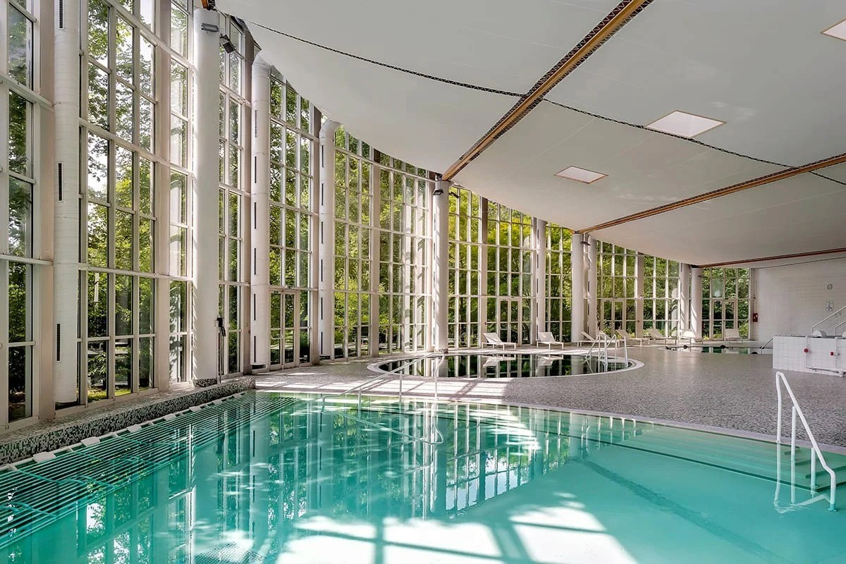 Piscine vitrée baignée de lumière naturelle — photographie hôtellerie Lille Nord | Anteale Yann Manac’h 2025