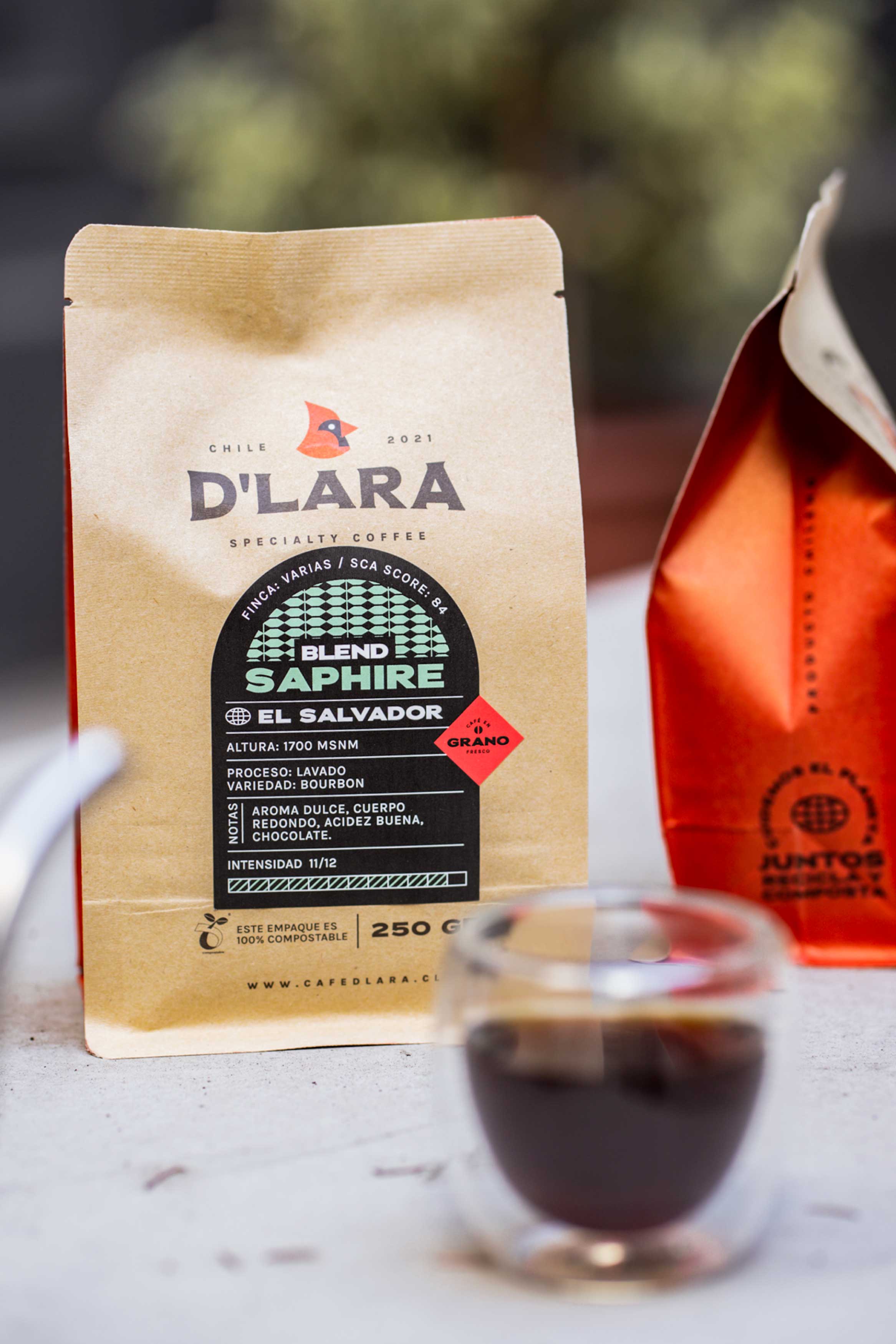 Diseño de marca de café de especialidad Café D’Lara – Lagom Studio, expertos en branding cafetero en Chile y Latam.