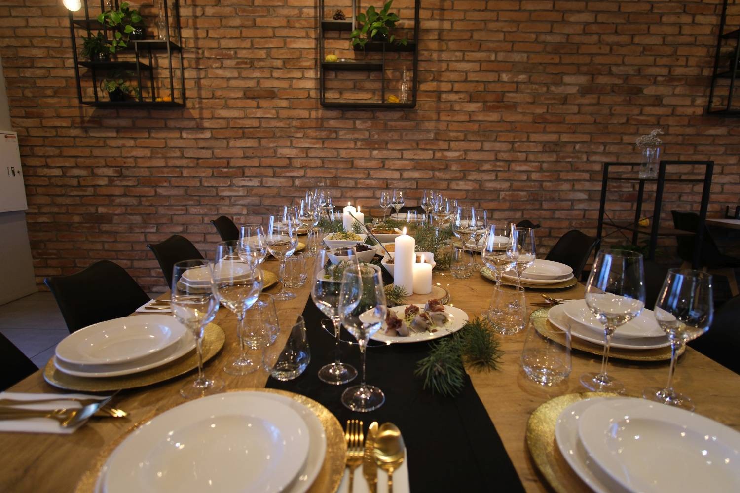 kolacja świąteczna pod Poznaniem – elegancki stół z winem i świecami w Niedźwiedzia 25