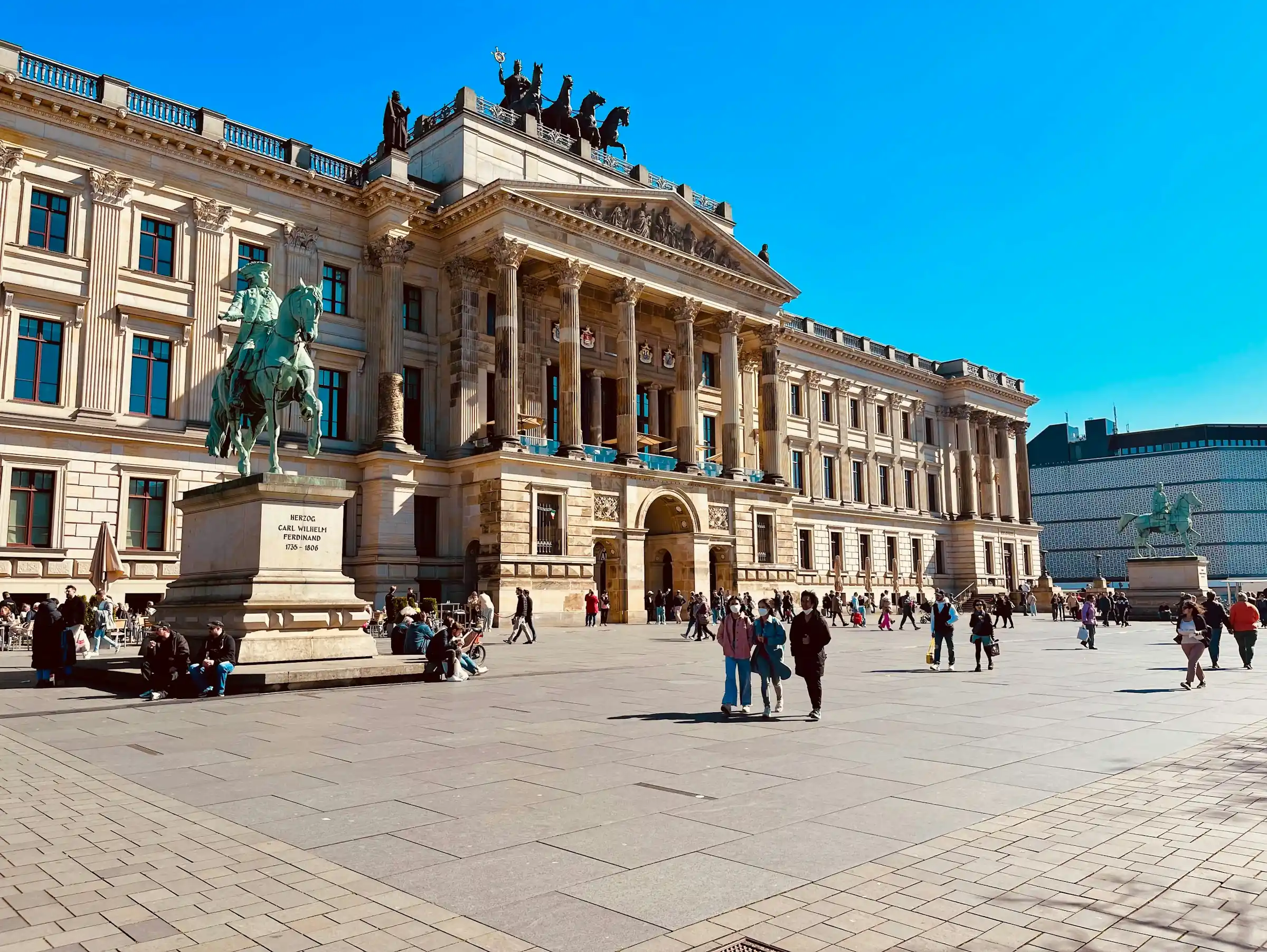 Braunschweig, Residenzschloss am Schlossplatz mit Reiterstandbild