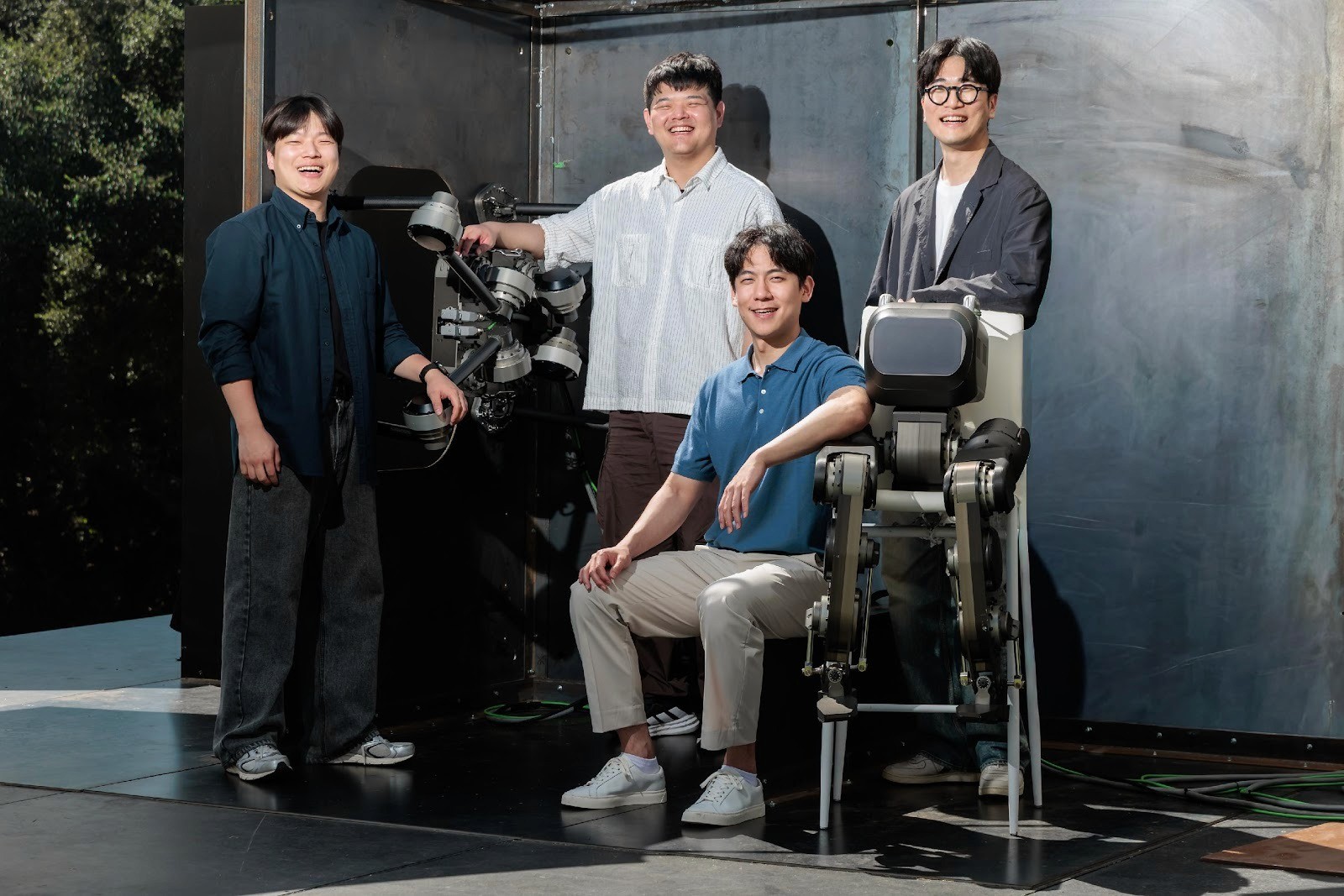 디든로보틱스 팀이 DIDEN Spider 및 DIDEN Walker와 함께 촬영한 단체 사진