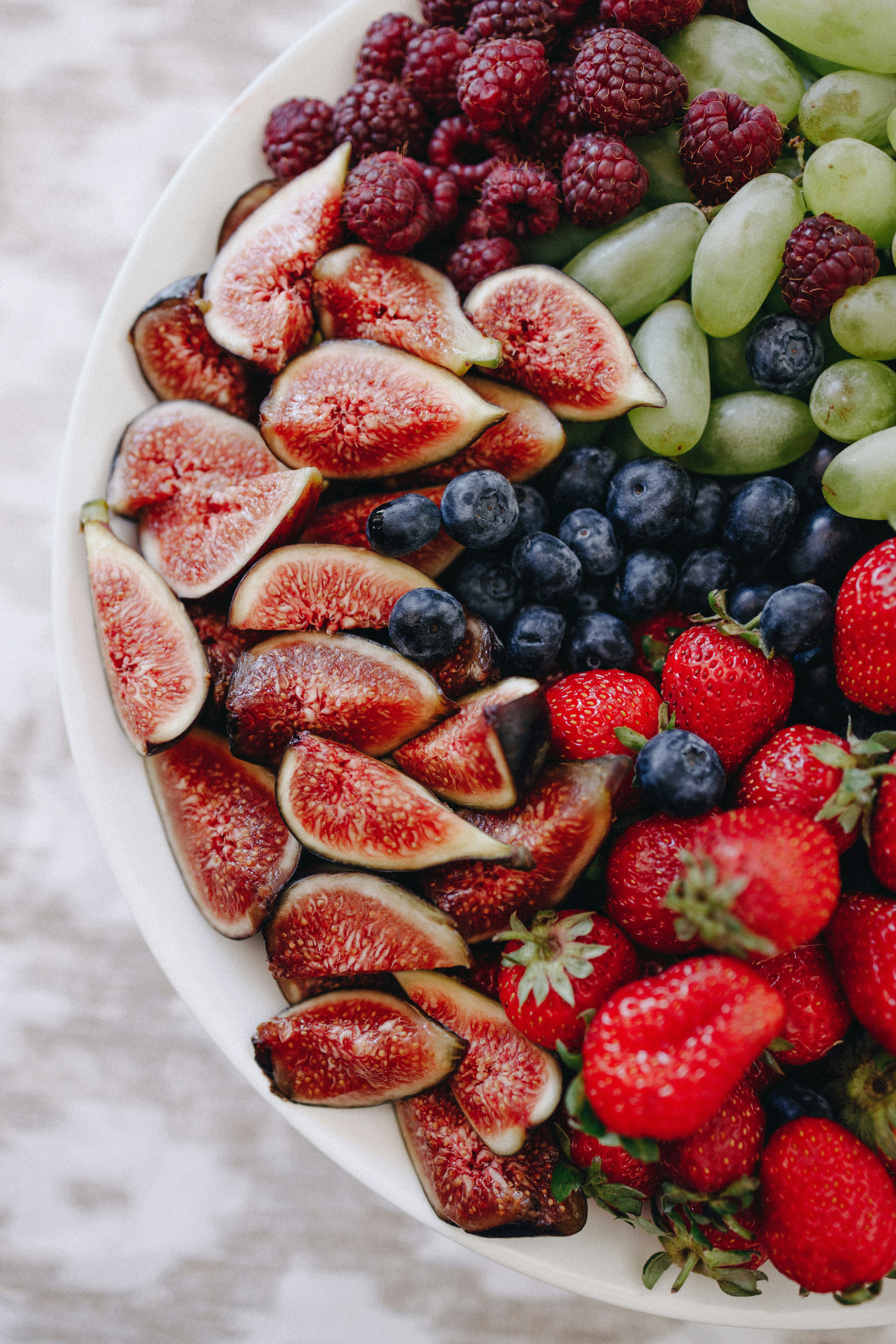 Woman hands holdin a bowl of healthy food