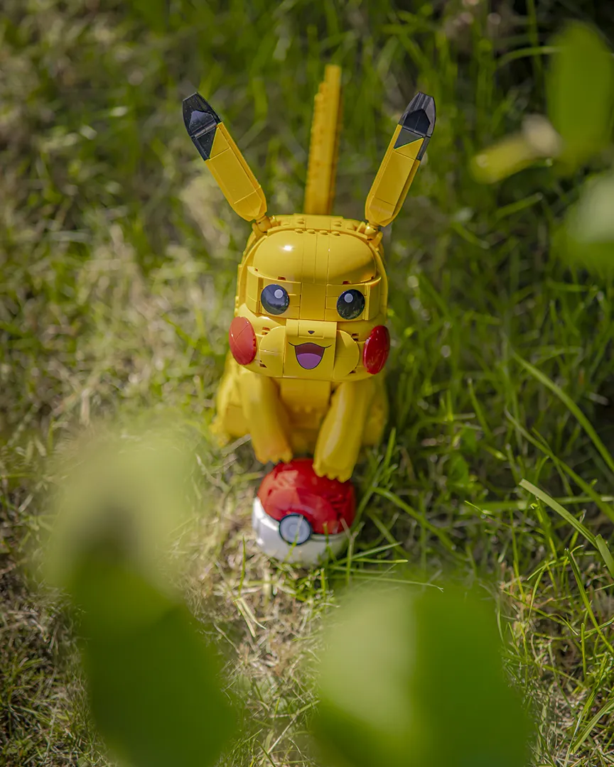  LEGO modell av Pikachu med Pokéball utstilt utendørs i gresset