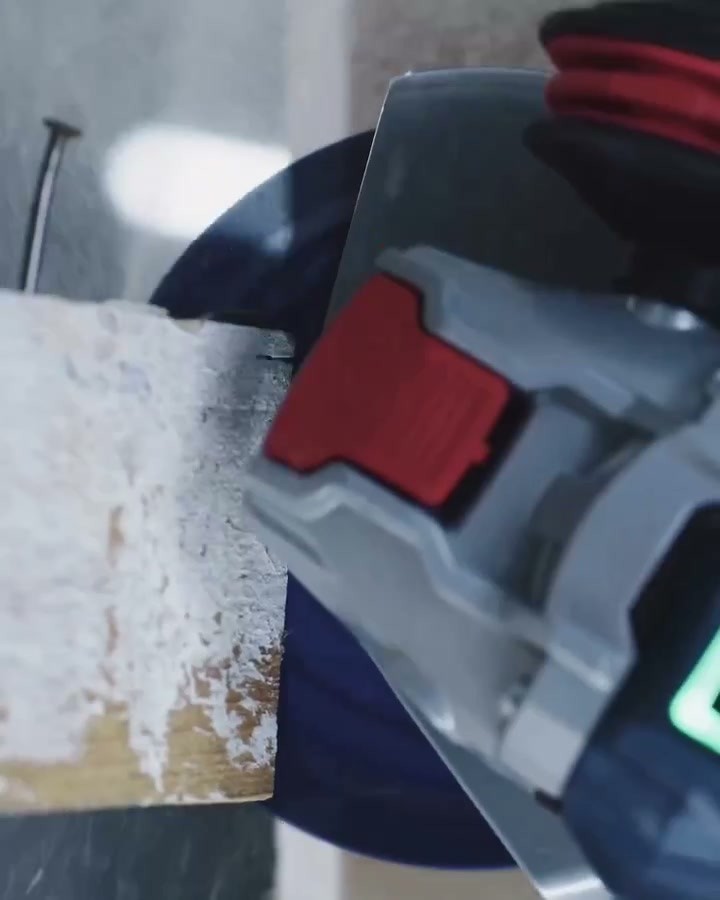 Bosch EXPERT Carbide in use: angle grinder cutting material on a building site in Stuttgart