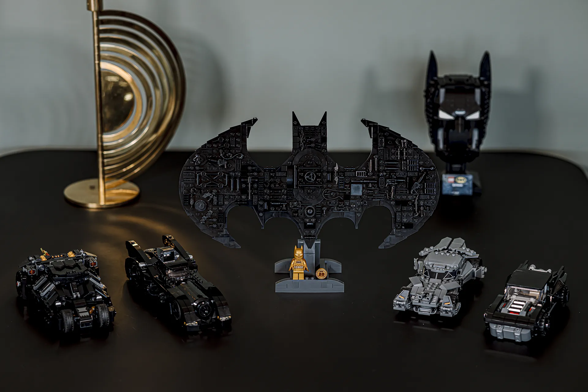 LEGO® Batman jubileumssett med flere Batmobiler og stor Batman logo 