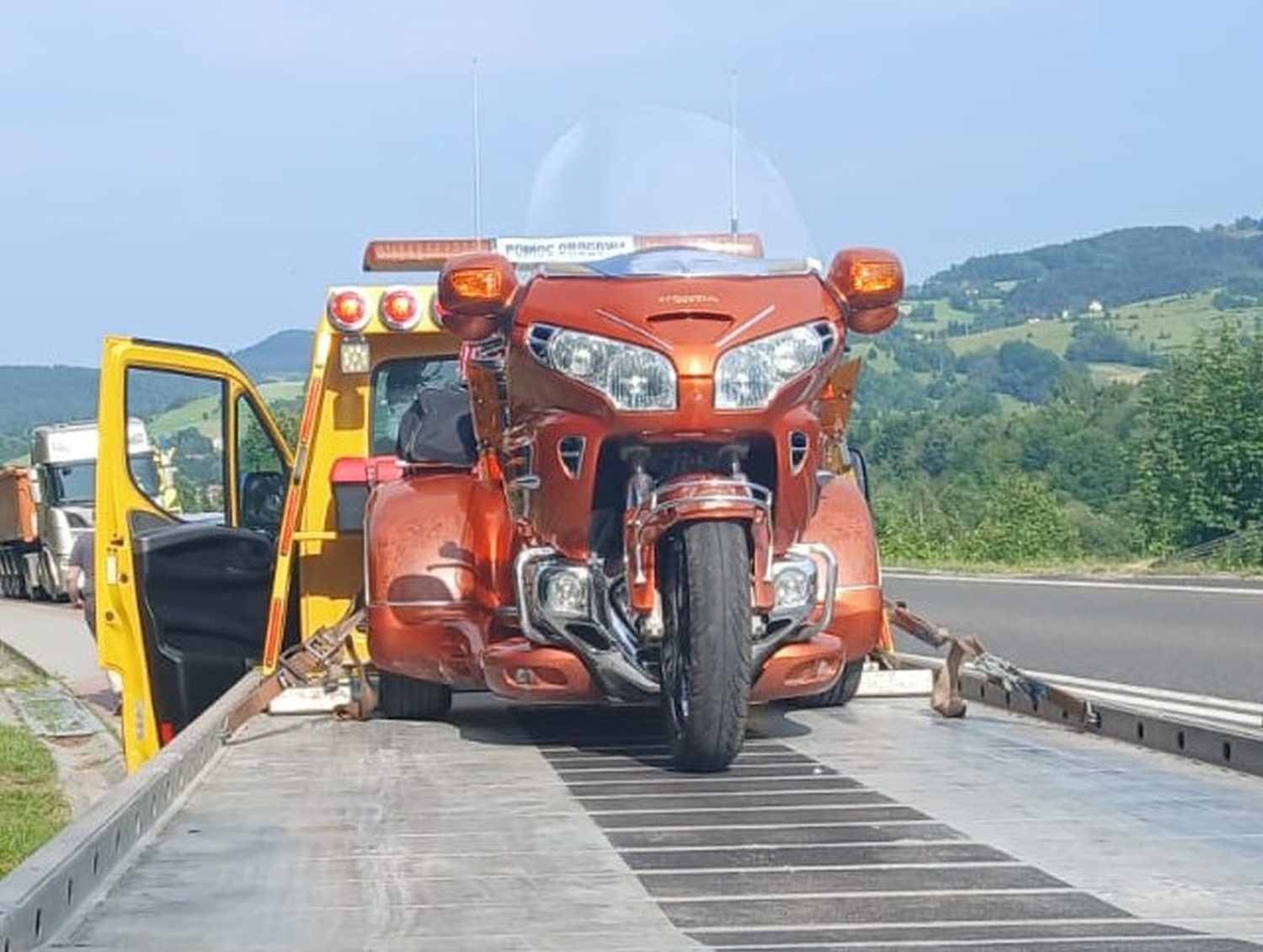 Pomoc drogowa na autostradzie – bezpieczne holowanie motocykla lawetą Magocar