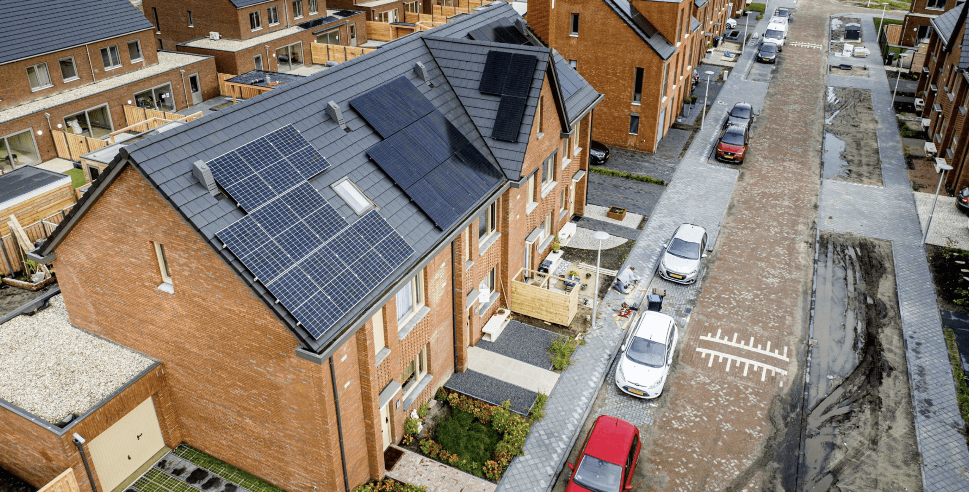 straat met huizen met zonnepanelen op het schuine dak