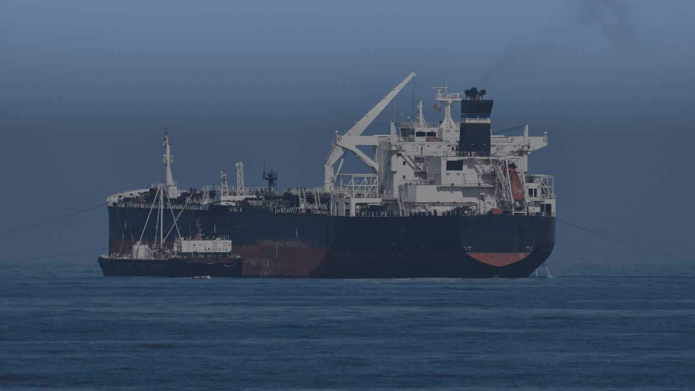 barco de combustible ypf abu dhabi UAE experience
