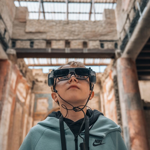 child with 3d glasses in ercolano