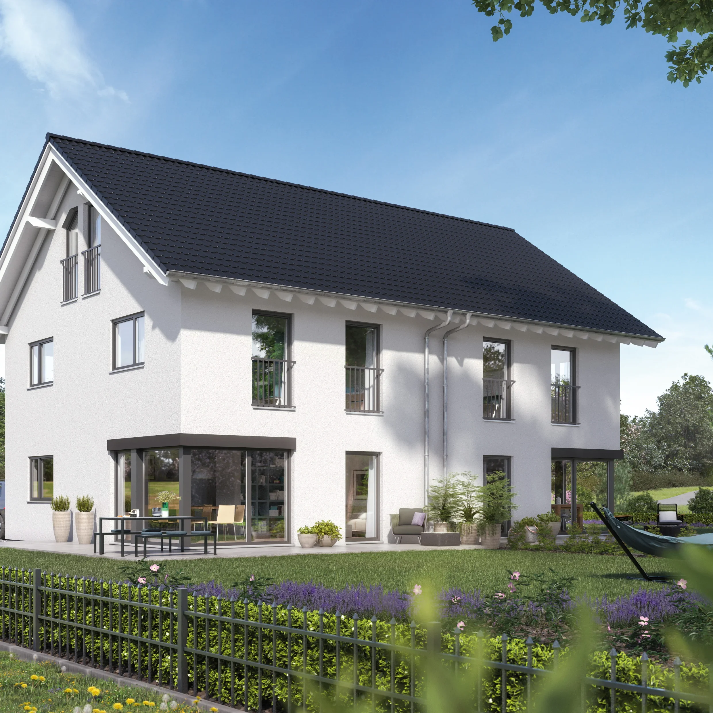 Modernes weißes Einfamilienhaus mit dunklem Dach und großen Fenstern, Garten mit Terrasse, Hängematte und blühenden Blumen.