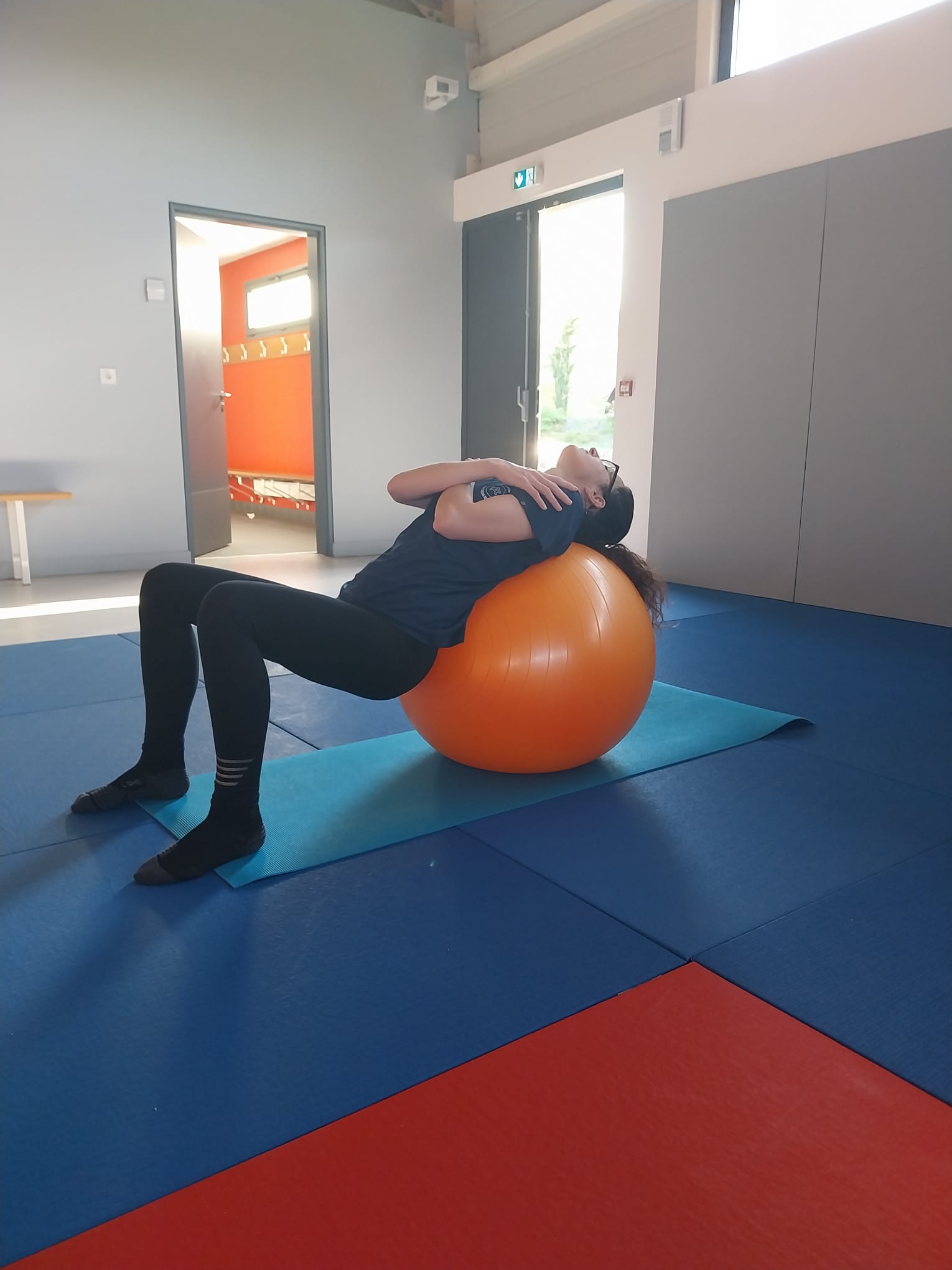 Séance collective de Swiss Ball au gymnase