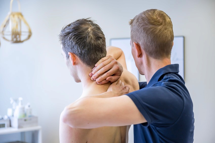 Therapeut bei einer Medizinischen Massage in der Balansana Praxis Cham für mehr Wohlbefinden.