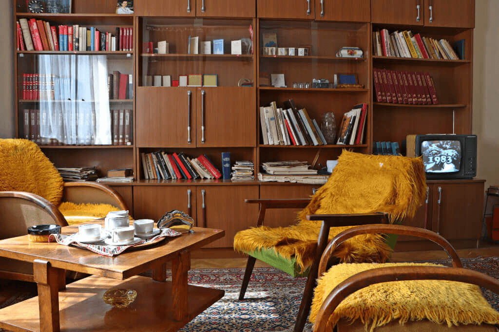  vintage 1980s apartment interior