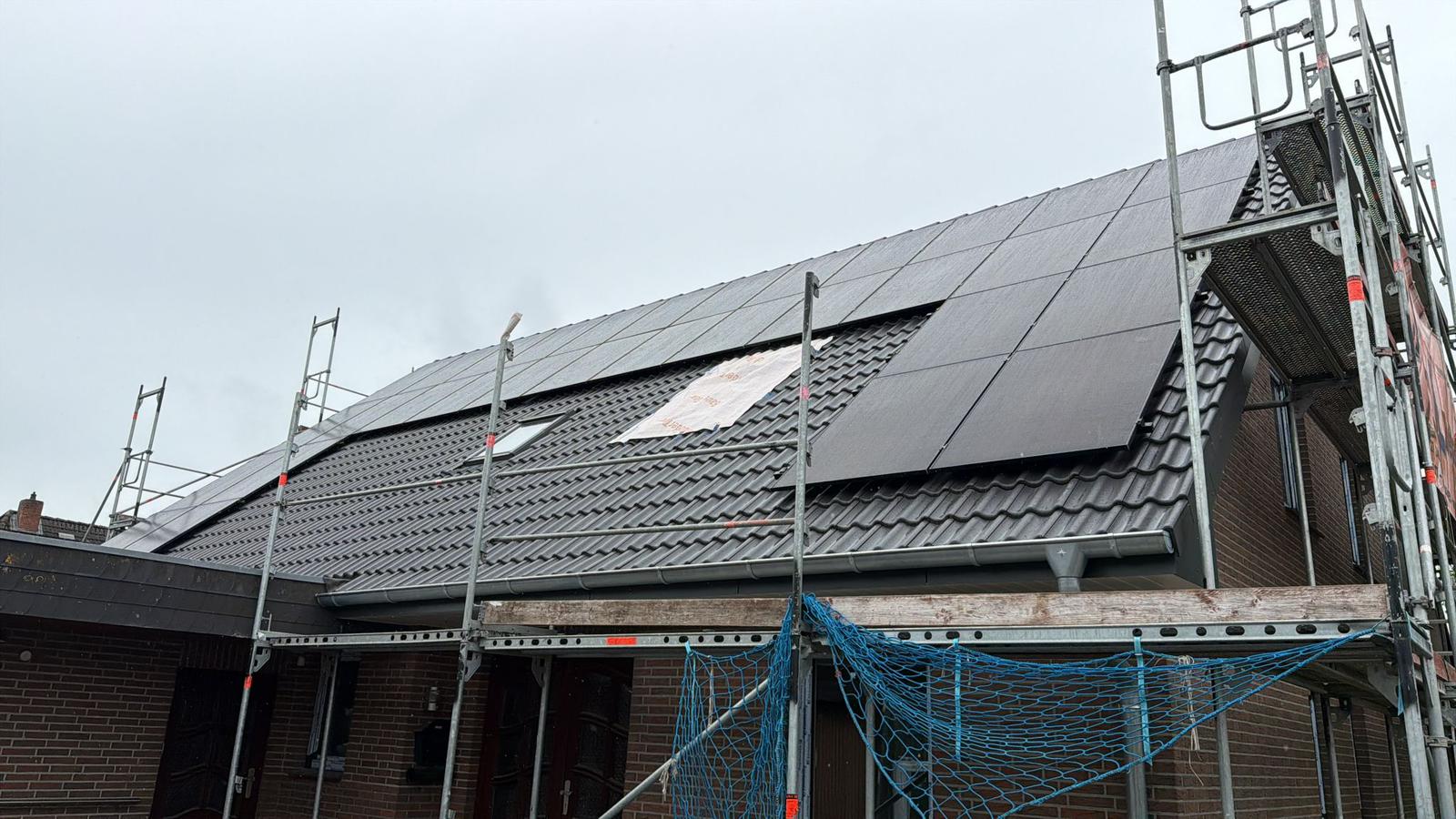 Installierte Photovoltaikanlage auf dem Dach eines Wohnhauses