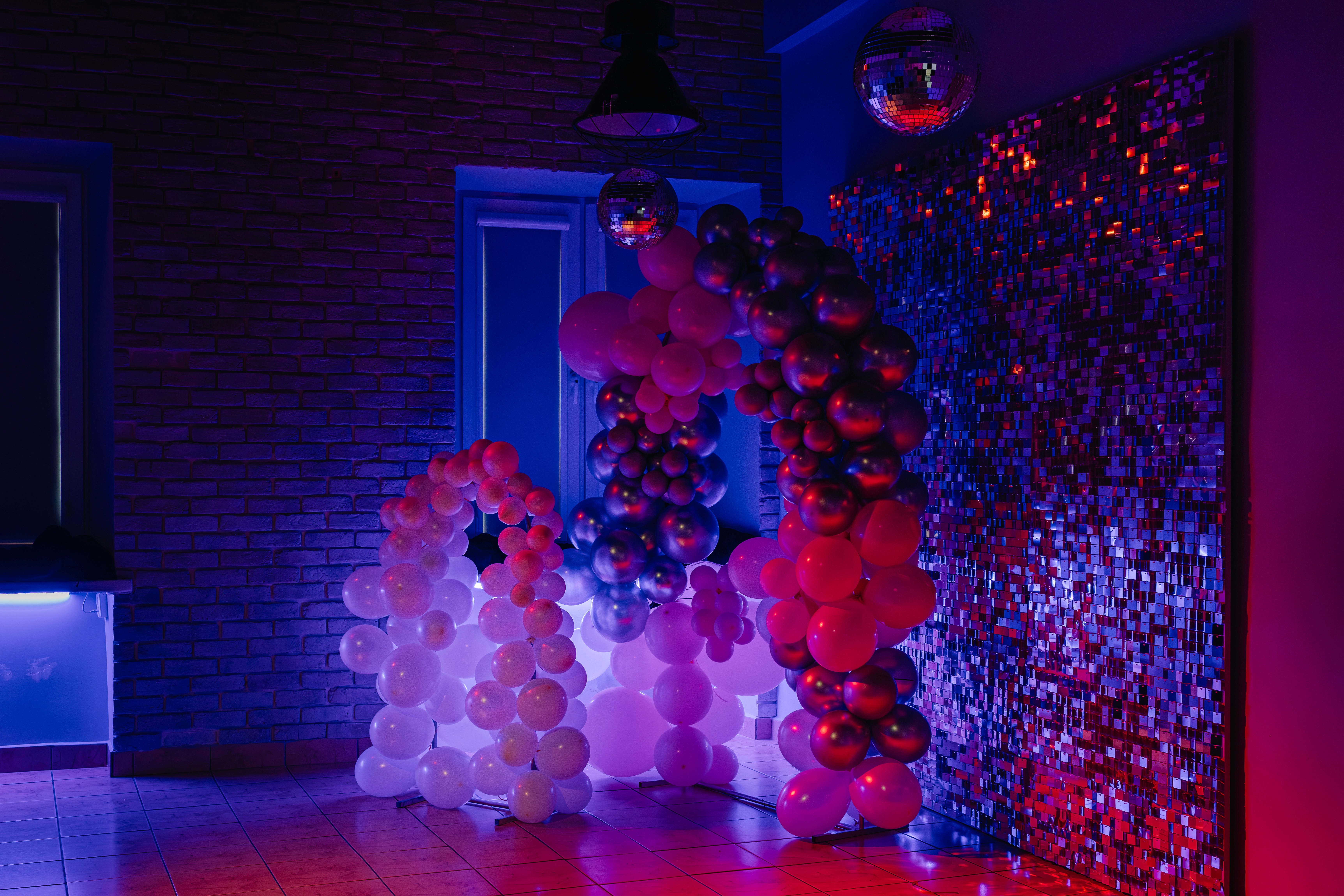 Fotostrefa z balonami i światłem LED w sali na imprezy okolicznościowe – Kielce