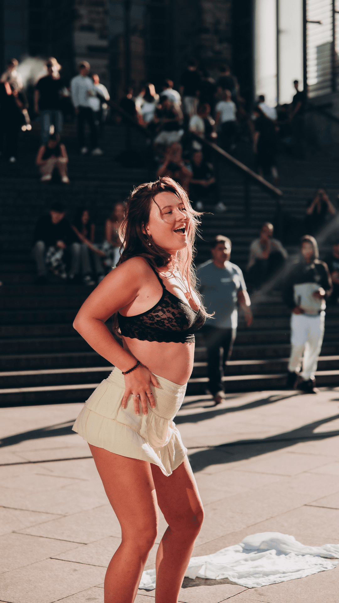 Sabrina Weimann Ernährungsberaterin liegt auf Picknickdecke mit frischem Obst und Gemüse und macht ein Picknick