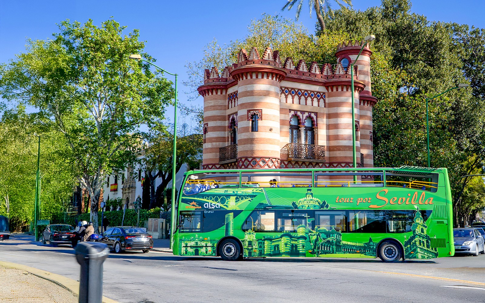 Autobús turístico de subir y bajar en Sevilla en el Costurero de la Reina.