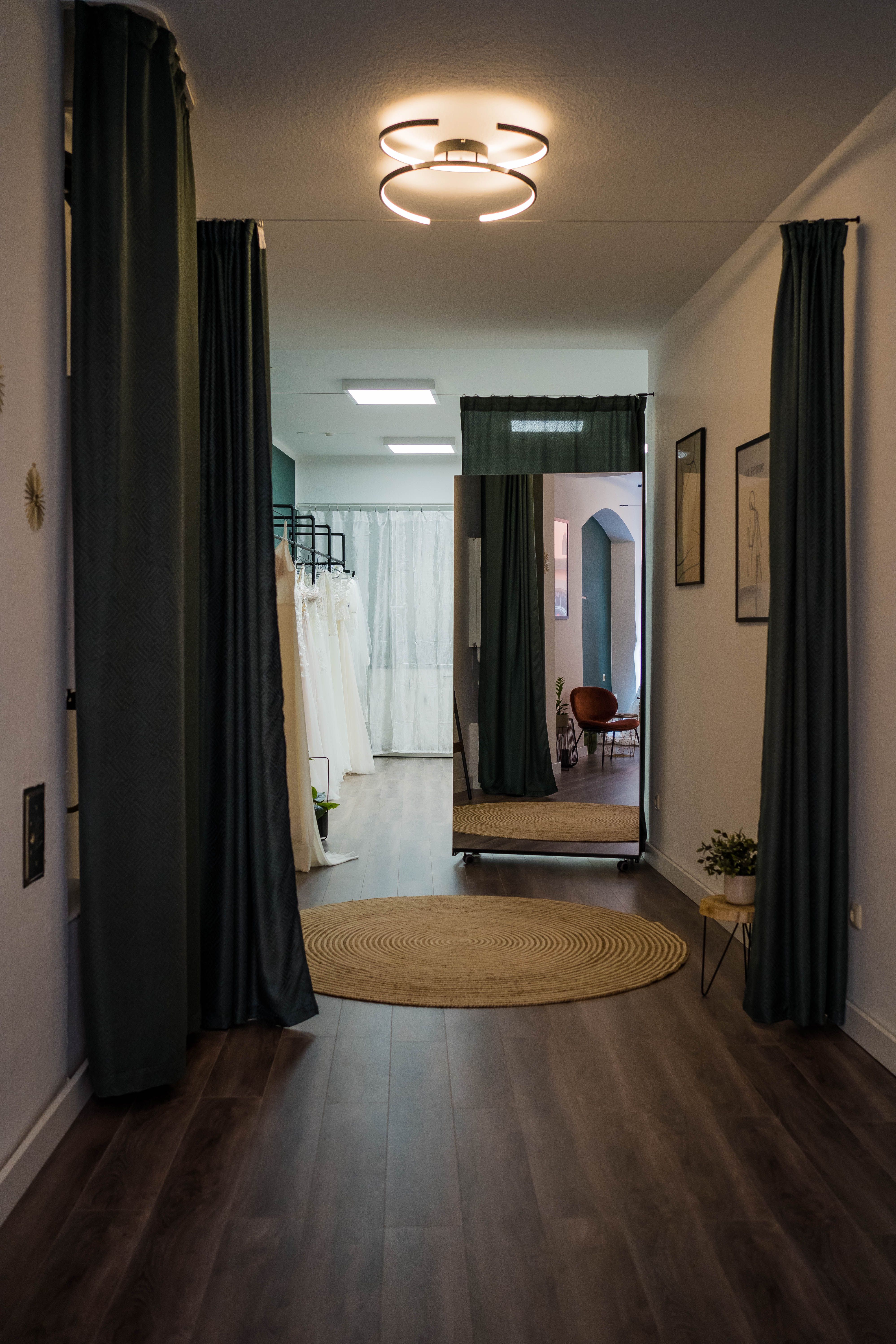 Blick in den privaten Anprobebereich im Main Brautstübchen – exklusives Brautstudio-Erlebnis für dich und deine Begleitung.