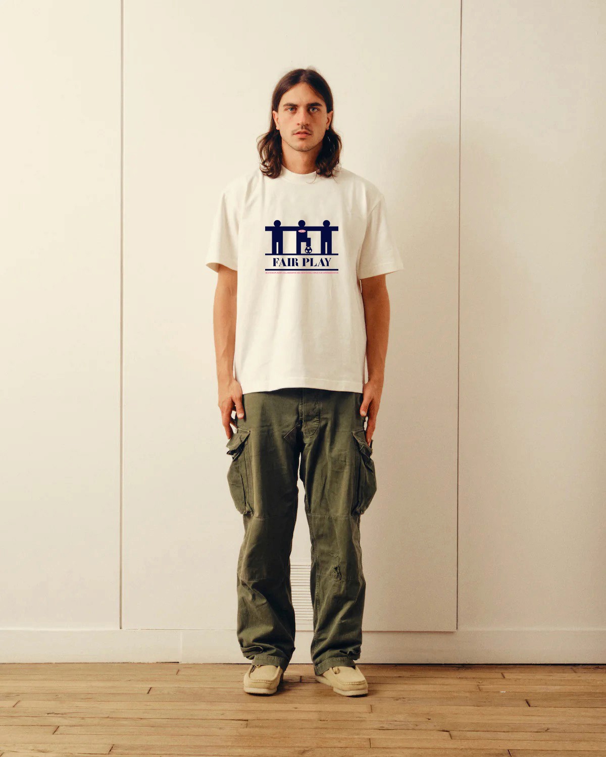 Un homme porte un t-shirt imprimé en jersey lourd blanc de la marque arty Parisienne Verlan