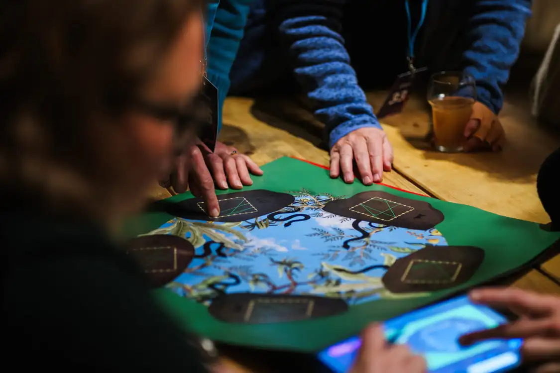 Een puzzel op tafel tijdens Roulette Teambuilding van The Box Company