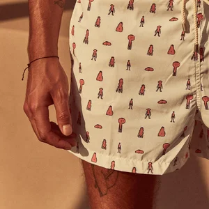 Dans le lookbook de la marque Danoise Another Aspect, le mannequin porte un costume gris et une chemise blanche