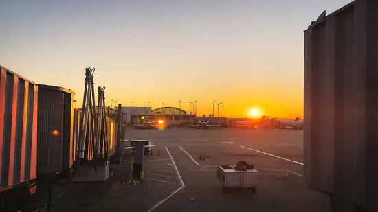 Sonnenuntergang auf der Flughafenlandebahn