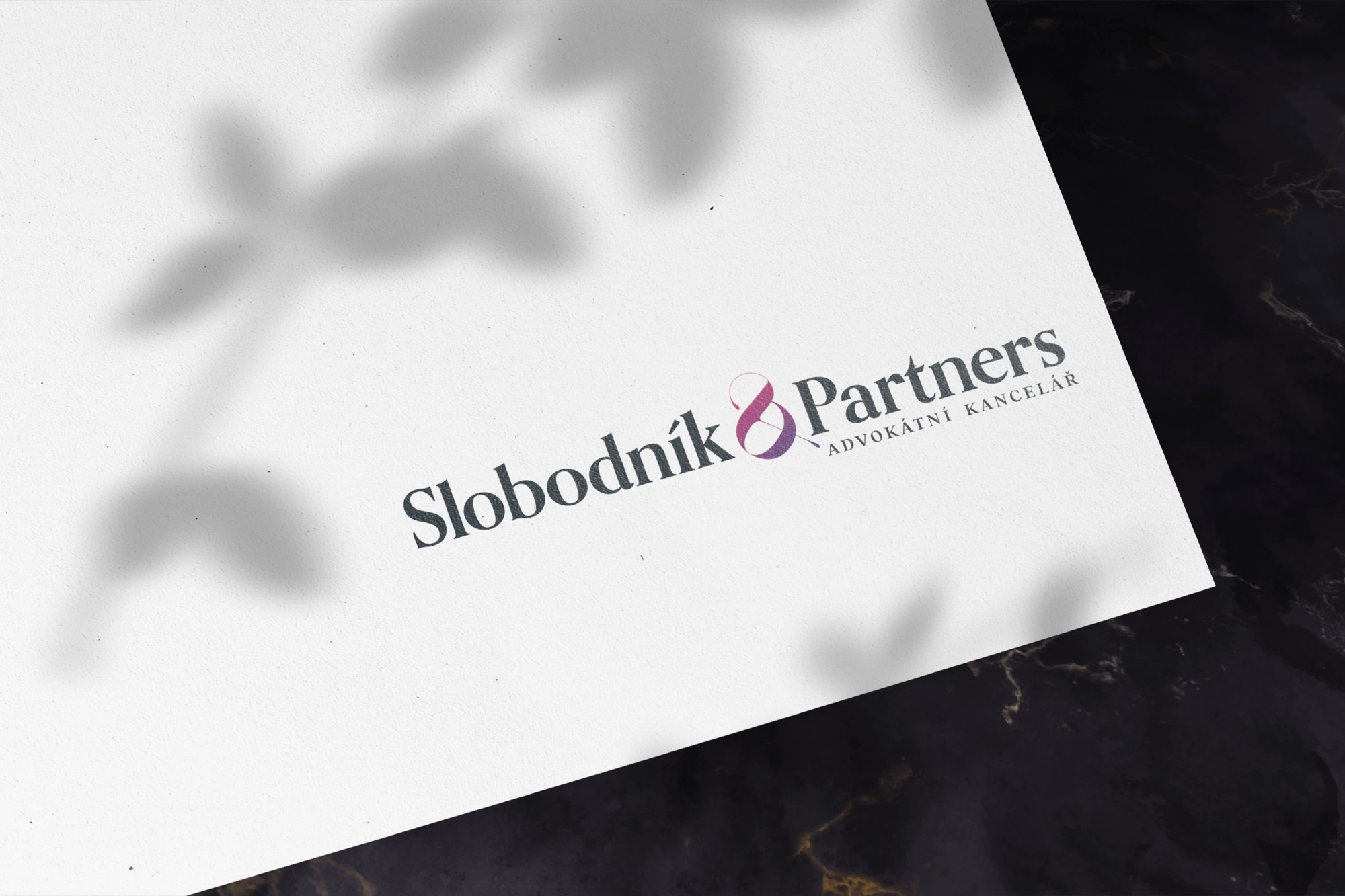 AK Slobodník Logo Papír