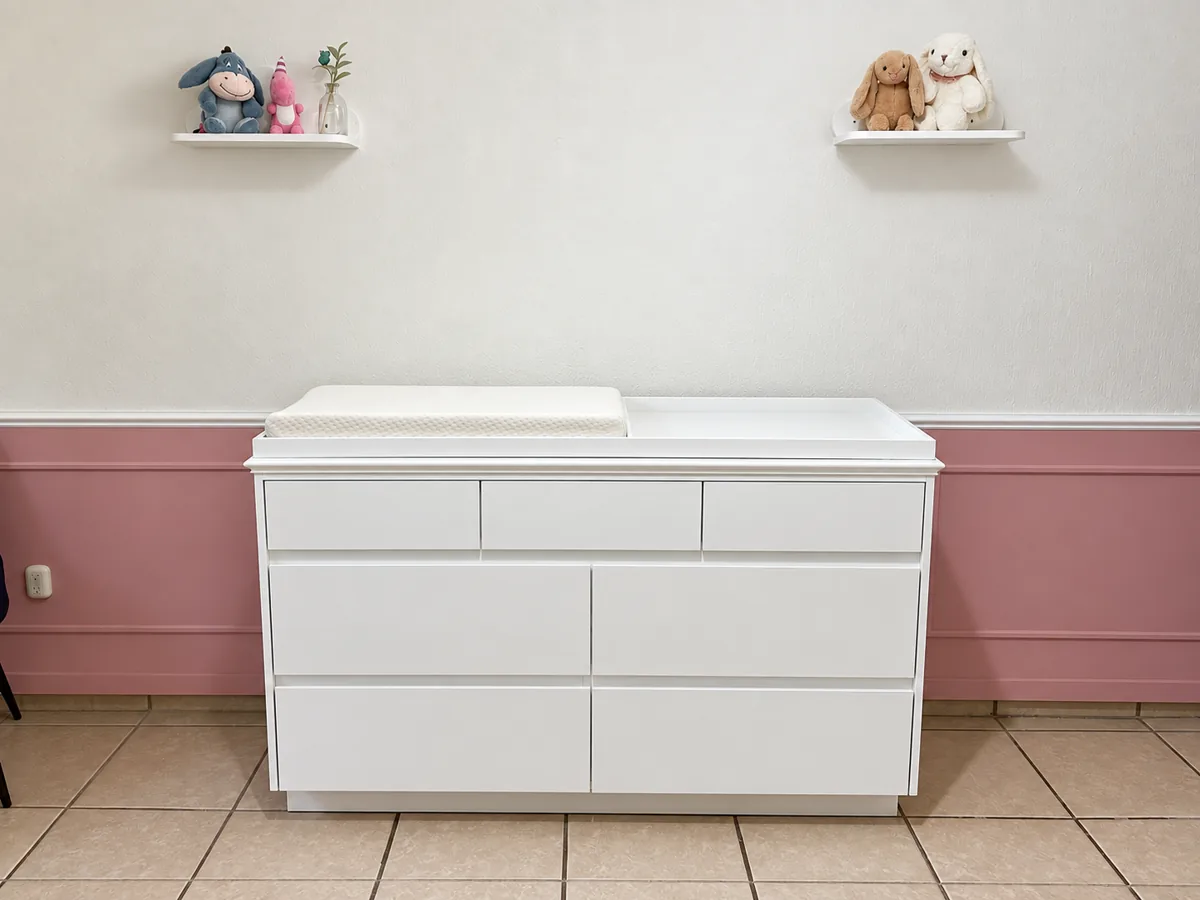 Cómoda blanca con cajones en una habitación infantil.