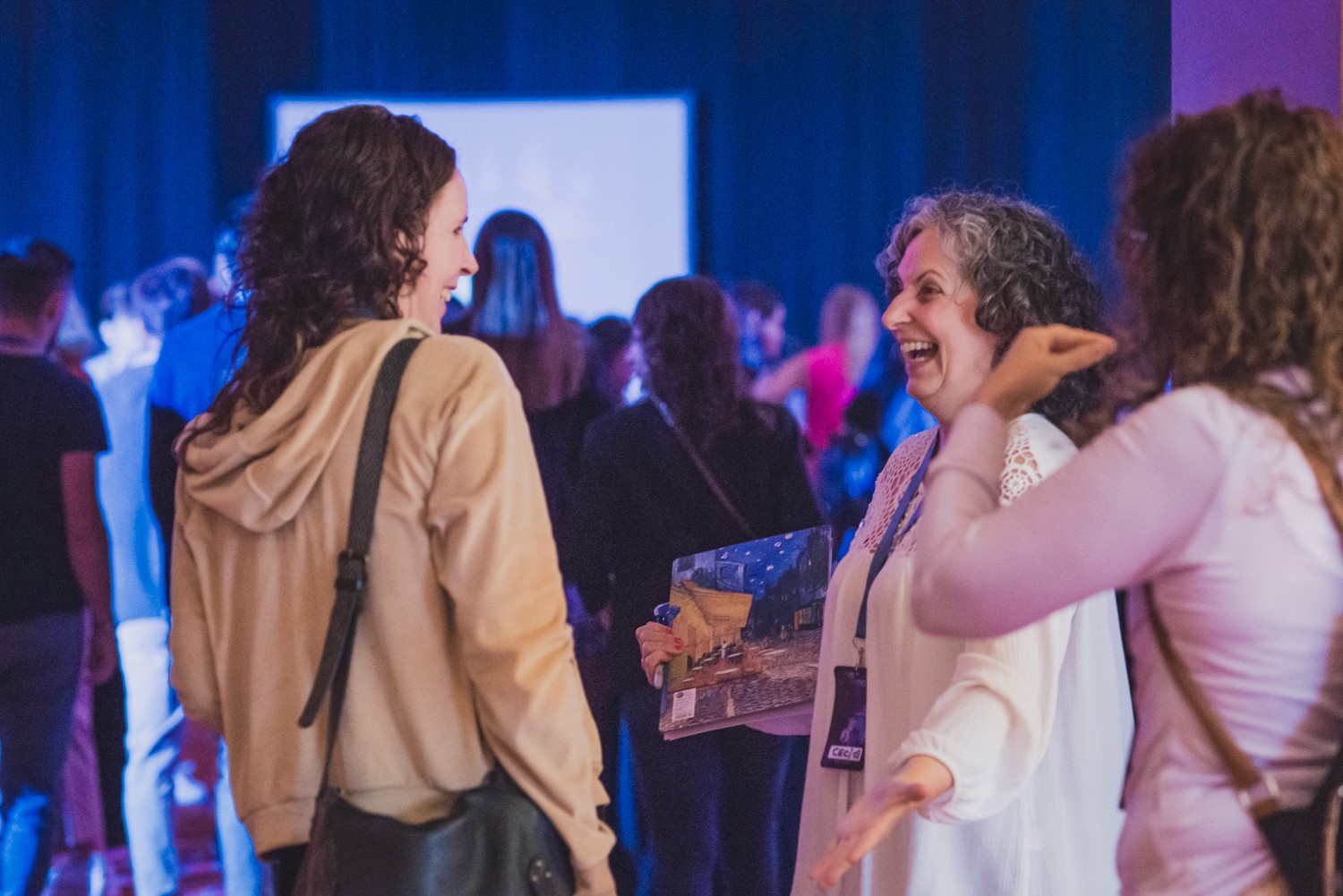 Marcos con brazos abiertos ofreciendo solución