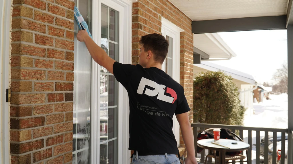 Technicien Groupe PLB effectuant un lavage de vitres à Québec