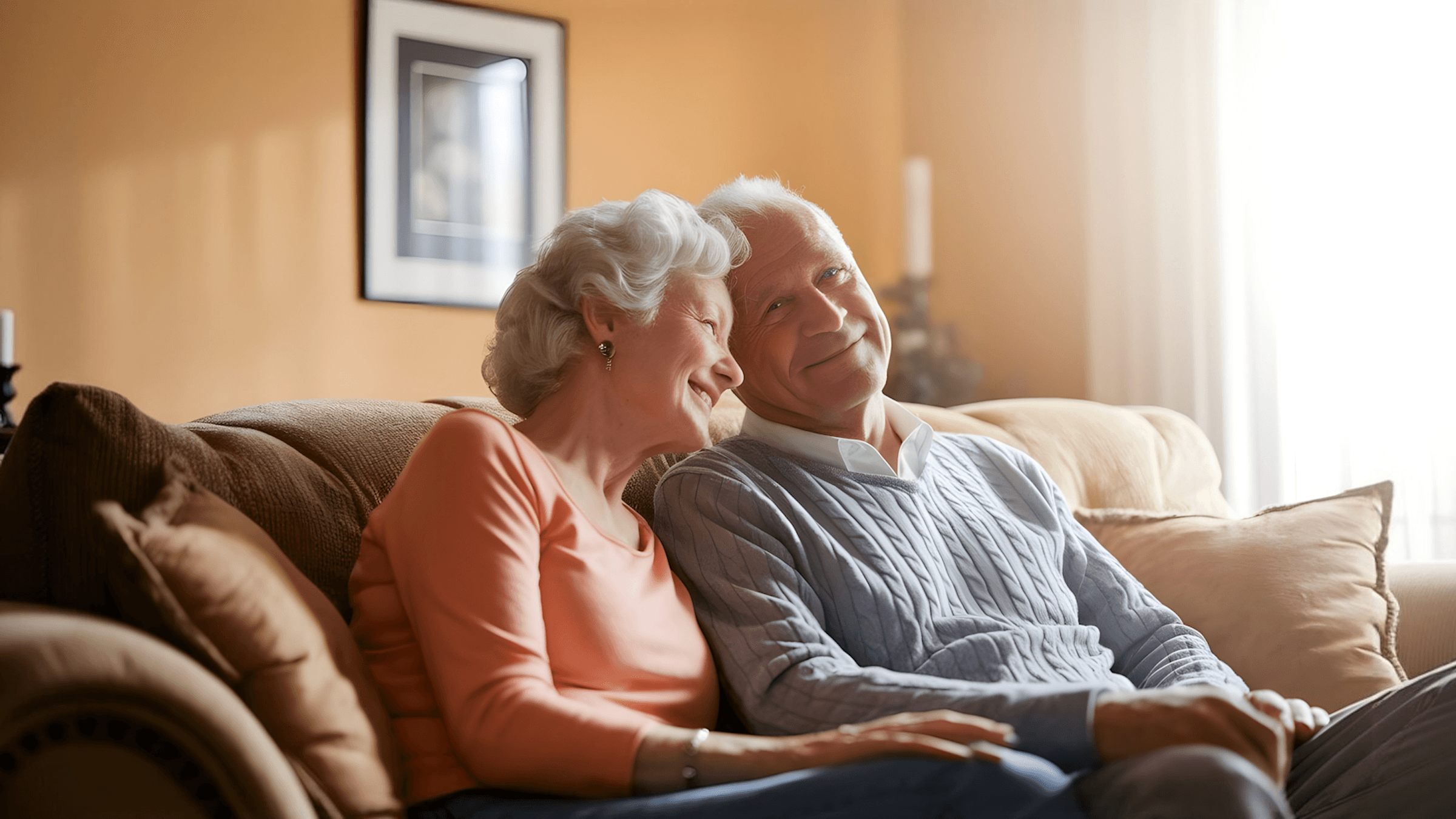 Illustrasjonsbilde av et eldre ektepar som sitter i en sofa.