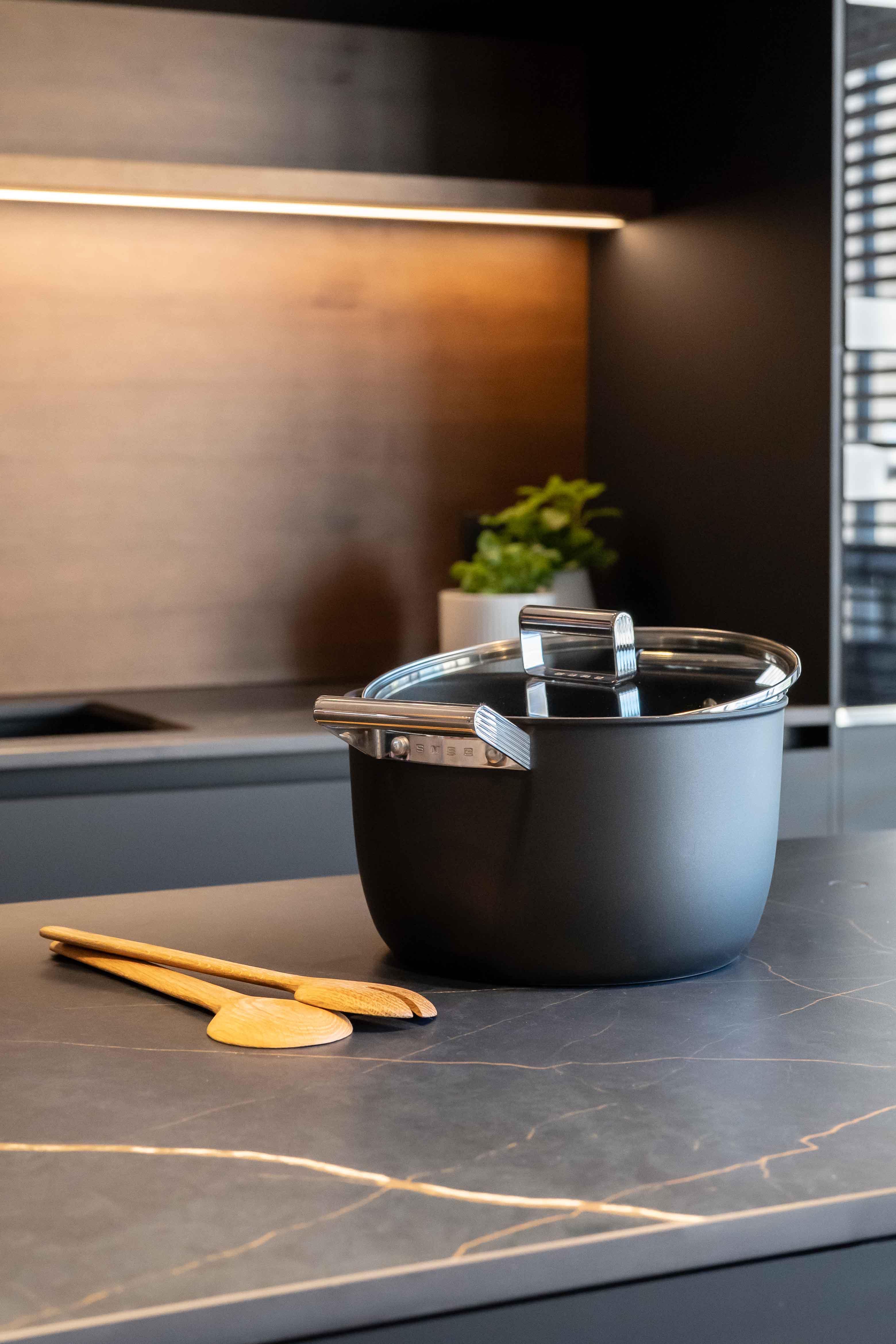 Detalle encimera de marmol negro