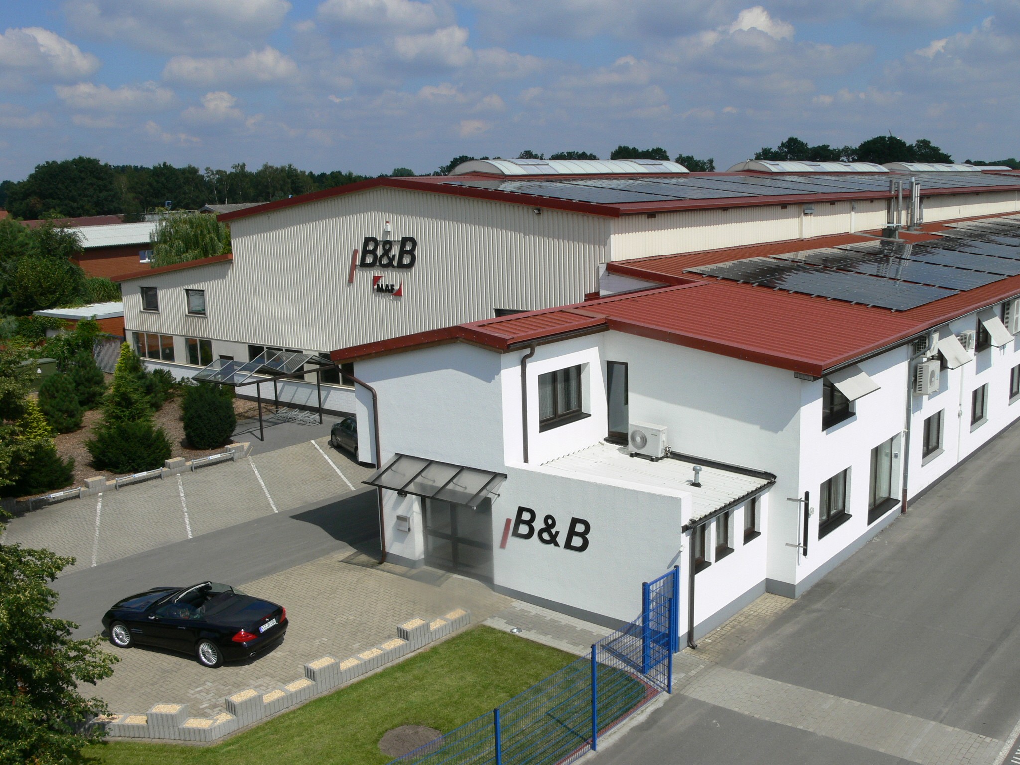 B&B Gebäude Außenansicht, Firmengebäude mit Auto, Solaranlage auf dem Dach