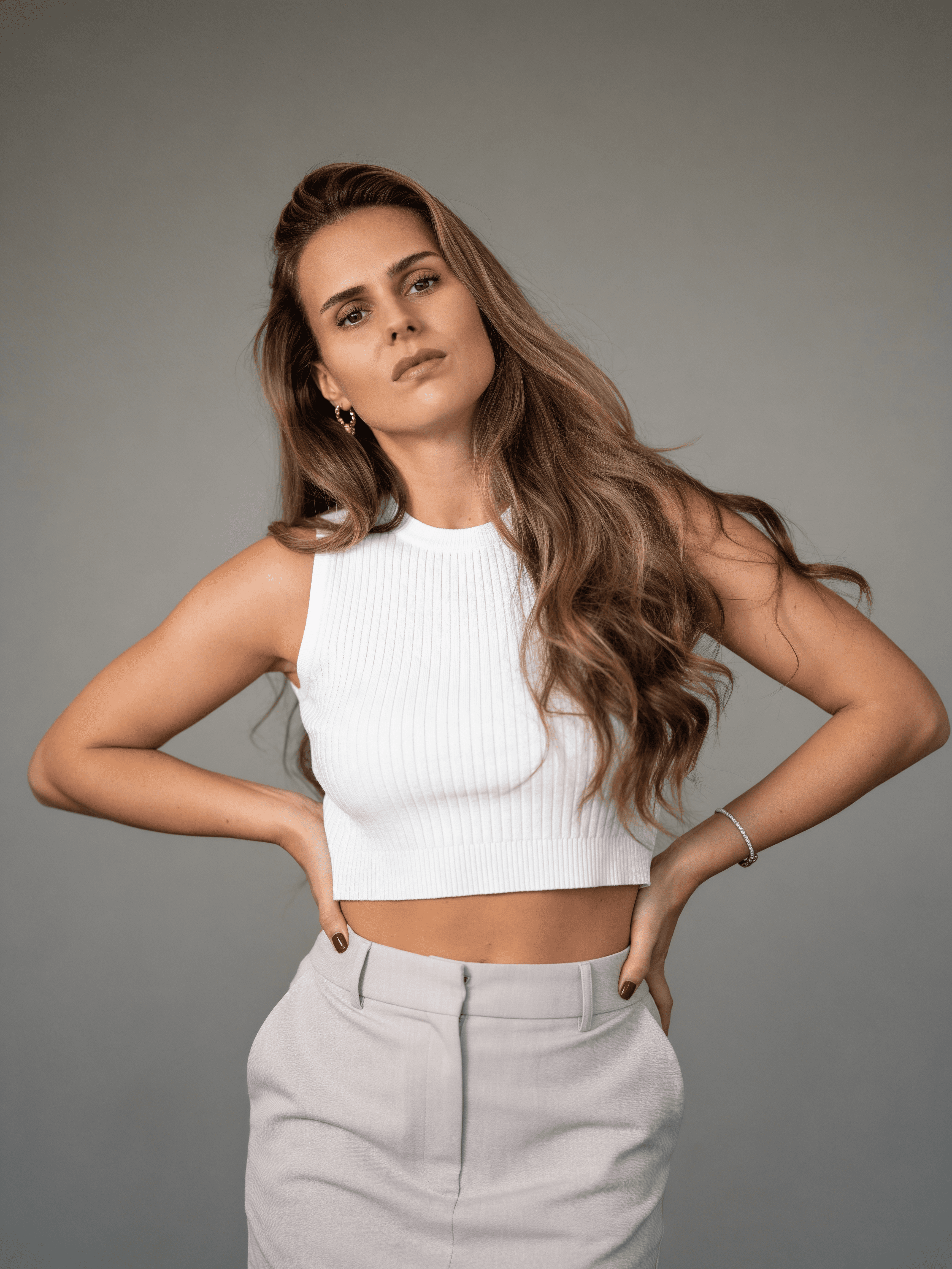 Weibliches KI-Model – Digitaler Zwilling von Trickhouse, weißes Crop-Top, beige Hose, Studio-Aufnahme, KI-Model-Agentur Düsseldorf.