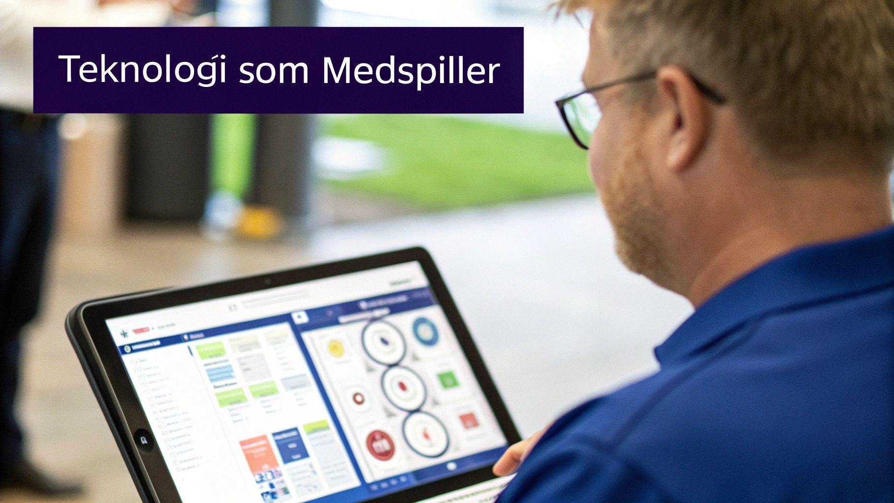 En mand med briller kigger på en laptop, der viser data og grafer. En tekstboks siger 'Teknologi som Medspiller'.