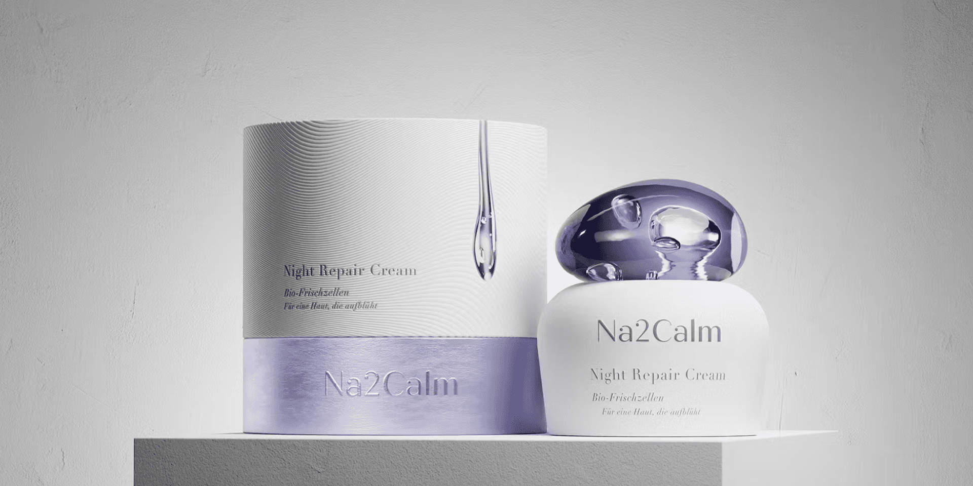 Markenwelt Na2Calm – „Night Repair Cream" in weiss-violetter Verpackung mit gläsernem, kuppelförmigem Tiegelverschluss.