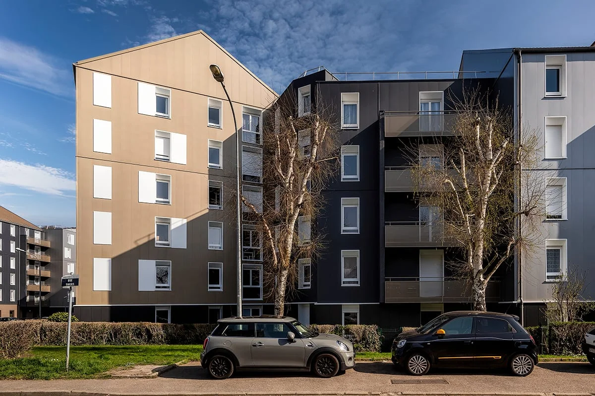 Résidence urbaine bi ton beige et gris avec stationnement — photo immobilière Hauts de France