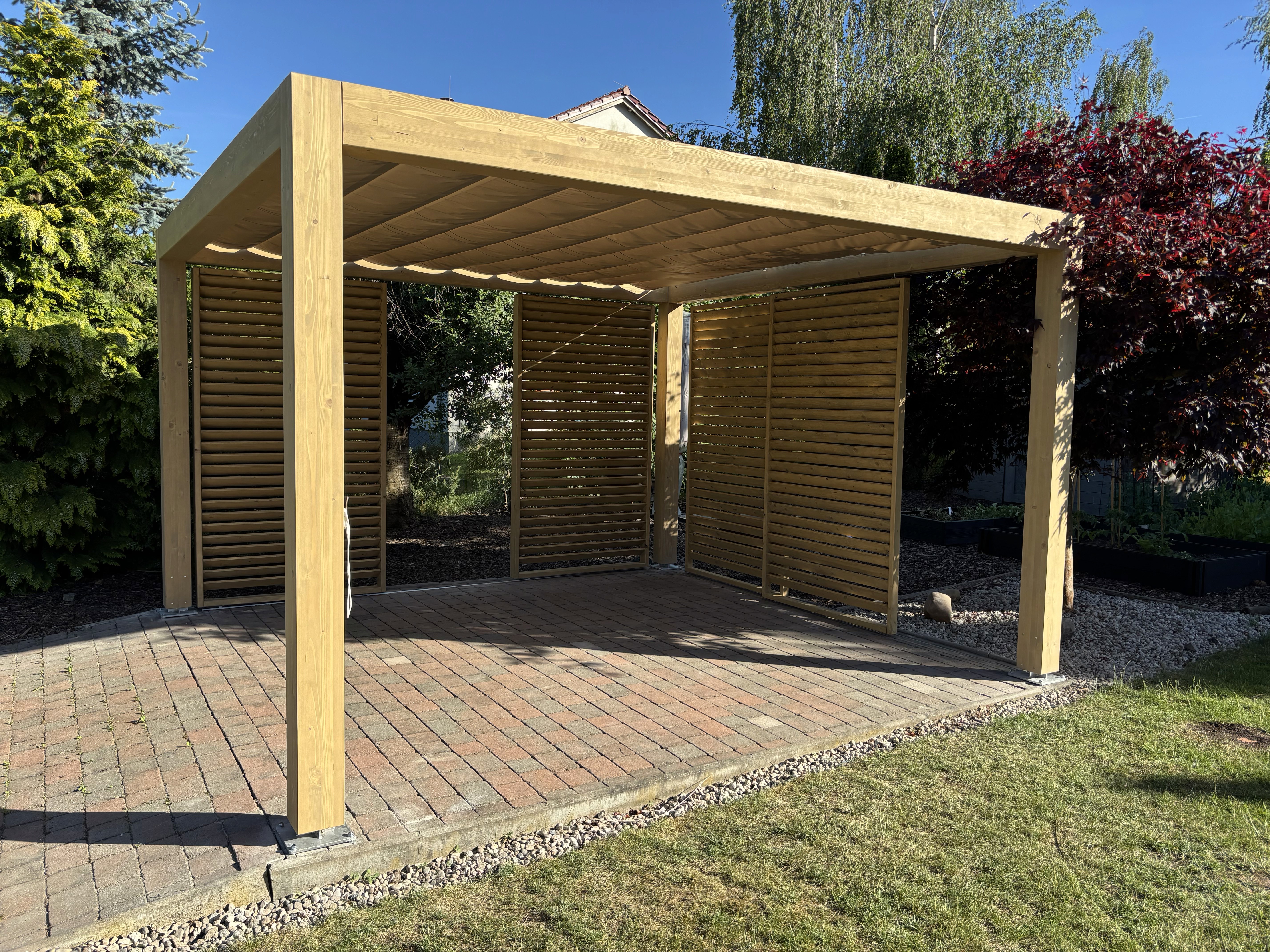 Moderní zahradní pergola TerraBlock – přírodní dřevo, stylová terasa